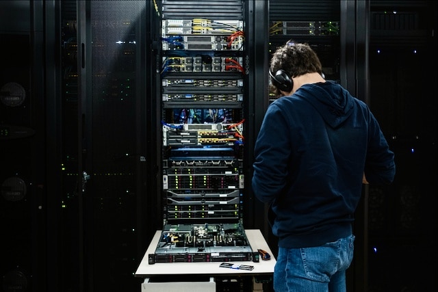 Technicien SHPV intervenant sur un rack serveur